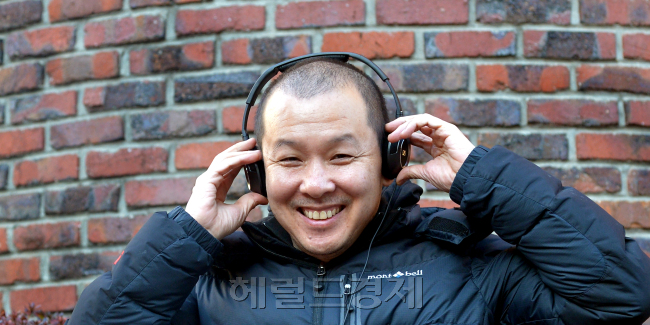 정원영(가수)
삭발 머리가 너무나 잘 어울리는 정원영(52)이 2년 만에 6집 ‘걸음걸이 주의보’를 내놨다. 정원영 같은 연륜 있는 뮤지션이 계속 음반을 내놓는다는 건 대단한 일이다. 이번 음반은 7곡의 피아노 연주곡과 밴드 편성의 노래 2곡을 포함한 3곡의 보컬곡으로 구성됐다. 피아노와 밴드음악을 사랑하는 뮤지션 정원영의 모습을 담았다.