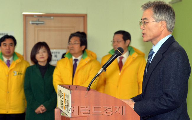 문재인 민주통합당 대선후보가 12일 서울 영등포구 민주당사에서 "국민속으로 선언" 기자회견을 하고있다. 박현구 기자phko@heraldcorp.com 2012.12.12
문재인 민주통합당 대선후보가 12일 서울 영등포구 민주당사에서 "국민속으로 선언" 기자회견을 하고있다. 박현구 기자phko@heraldcorp.com 2012.12.12
문재인 민주통합당 대선 후보가 12일 서울 영등포구 민주당사에서 “국민속으로 선언” 기자회견을 하고있다.  박현구 기자phko@heraldcorp.com