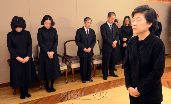 박근혜 새누리당 대선후보가 12일 오전 서울 신촌 세브란스에 마련된 고 김우동 홍보실장의 빈소를 찾아 조문하고 있다. 안훈기자 rosedale@   2012.12.12
박근혜 새누리당 대선후보가 12일 오전 서울 신촌 세브란스에 마련된 고 김우동 홍보실장의 빈소를 찾아 조문하고 있다. 안훈기자 rosedale@   2012.12.12
박근혜 새누리당 대선후보가 12일 오전 서울 신촌 세브란스병원에 마련된 고 김우동 홍보실장의 빈소를 찾아 조문하고 있다.  안훈 기자/rosedale@heraldcorp.com