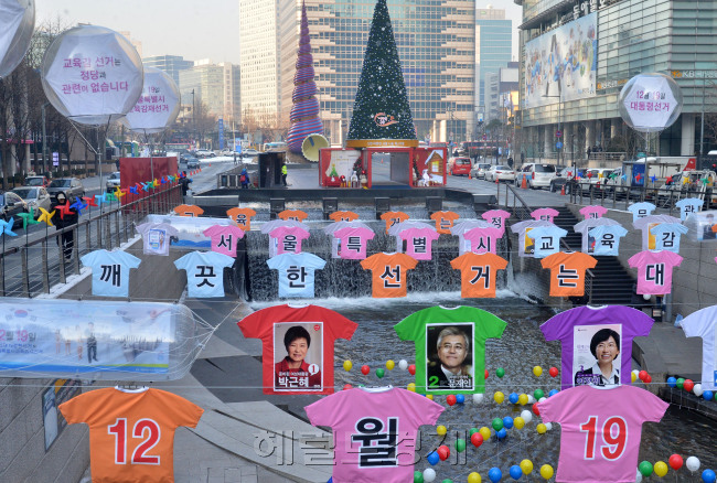 12일 오전 서울 청계천에서 서울시선거관리위원회에서 설치한 티셔츠형 선거 후보자 선거벽보등 투표참여 홍보물들이 게시되어 있다.<br />이상섭 기자. babtong@heraldcorpcom 2012.12.12