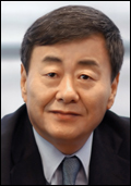 김준기(기업인/동부그룹 회장)
연말을 맞은 동부그룹과 전 계열사의 관심은 대우일렉트로닉스 인수에 집중돼 있다. 김준기<사진> 동부 회장의 30년 꿈인 ‘종합전자회사로 도약’에 화룡점정이라는 묵직한 의미 때문이다. 이르면 연내, 늦어도 내년 1월 중 딜클로징(deal closing)을 목표로 뛰고 있는 동부지만 묘한 기류가 감지되고 있다. 재무적 투자자(FI) 이탈, 대우일렉 인천 공장 인수 여부 등 재원 마련과 인수조건과 관련한 잡음이 들리는 것. 그러나 동부 측은 인수 최종 협상이 순항 중이라는 입장이다.