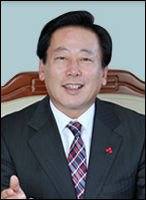 조억동(경기도 광주시장)
광주시는 재활용센터 김진경 대표 일행이 11일 조억동<사진> 광주시장을 방문, 올해 광주시민 알뜰 벼룩시장 판매수익 모금액으로 쌀 10kg 70포대(180만원 상당)를 구입해 기탁했다고 12일 밝혔다.