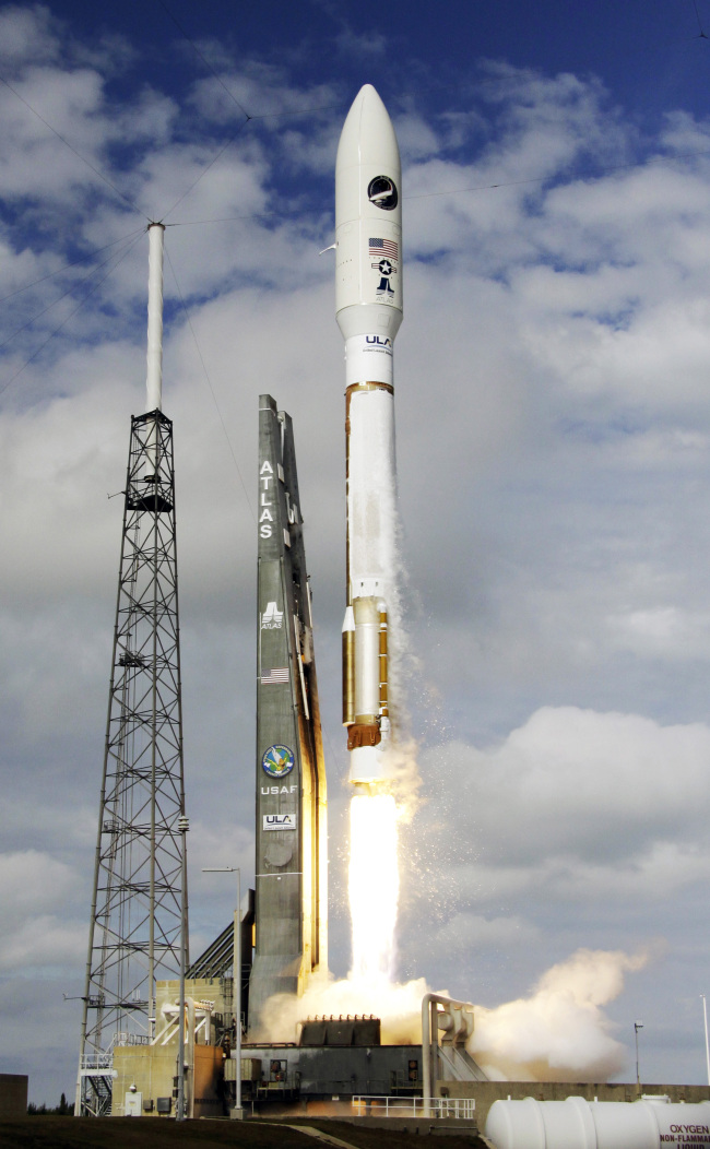 A United Launch Alliance Atlas V rocket, carrying an X-37B experimental robotic space plane, lifts off from launch complex 41 at the Cape Canaveral Air Force Station in Cape Canaveral, Florida, Tuesday.
AP-Yonhap News