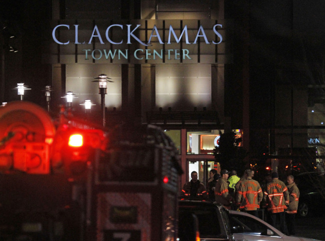 First responders stand outside where a gunman opened fire at the Clackamas Town Center shopping mall in Portland, Oregon, Tuesday.   AP-Yonhap News