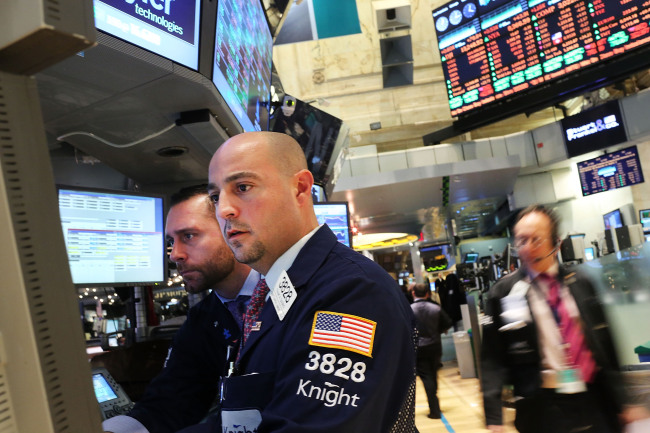 <YONHAP PHOTO-0551> NEW YORK, NY - DECEMBER 11: Traders work on the floor of the New York Stock Exchange at the end of the day on December 11, 2012 in New York City. With expectations that the Federal Reserve may announce more stimulus measures by the end of the year, the U.S. Stock Market moved higher Tuesday. The Dow Jones industrial average rose 0.6 percent with the the S&P 500 rising 0.65 percent. Spencer Platt/Getty Images/AFP== FOR NEWSPAPERS, INTERNET, TELCOS & TELEVISION USE ONLY ==../2012-12-12 08:07:46/ <저작권자 ⓒ 1980-2012 ㈜연합뉴스. 무단 전재 재배포 금지.>
Traders work on the floor of the New York Stock Exchange at the end of the day in New York City on Tuesday. With expectations that the Federal Reserve may announce more stimulus measures by the end of the year, the U.S. Stock Market moved higher Tuesday.   AFP-Yonhap News