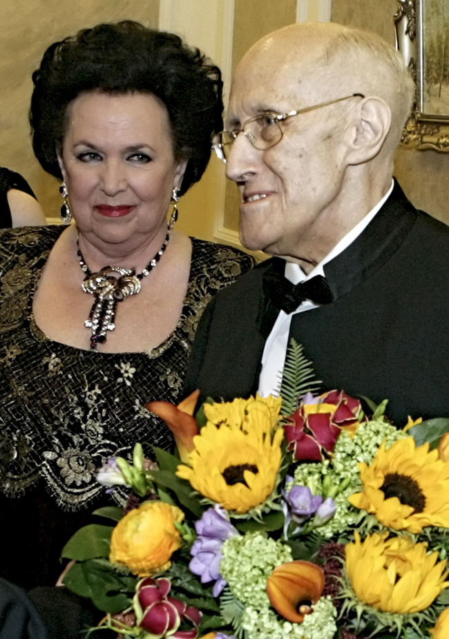 In this March 27, 2007, file photo, celebrated cellist Mstislav Rostropovich (right) and his wife Galina Vishnevskaya are seen during a meeting with Russian President Vladimir Putin in the Kremlin in Moscow.    AP-Yonhap News