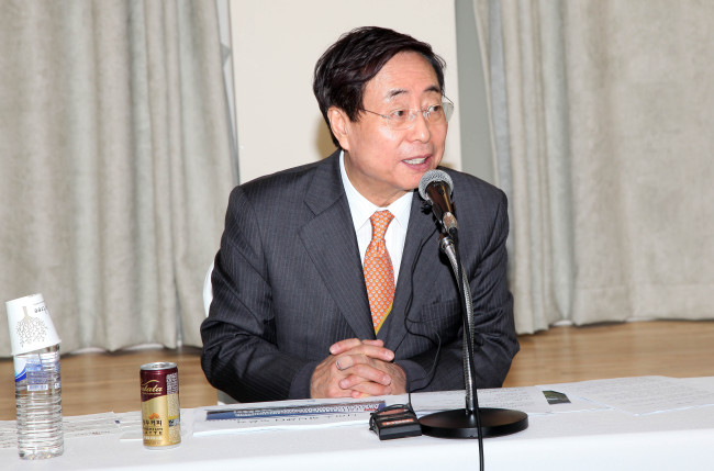 박정부(기업인/다이소회장)
균일가 매장 다이소를 운영하고 있는 박정부 다이소아성산업 회장이 국내 최대 규모의 물류 센터 오픈을 계기로 내년 1조원 상당의 매출을 일구겠다는 포부를 밝혔다.