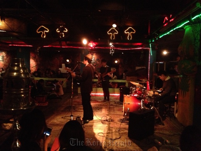 A scene at Rainbow, a famous hookah lounge near Gangnam Station that holds a live concerts every weekend.