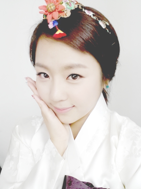 예원(김예원/가수/쥬얼리)
예원은 12월 12일 오후 자신의 트위터에 “꿈에 그리던 권상우 선배님께서 귀엽다고 악수해주셨다”는 글과 더불어 한복을 입고 있는 사진 한 장을 게재했다.