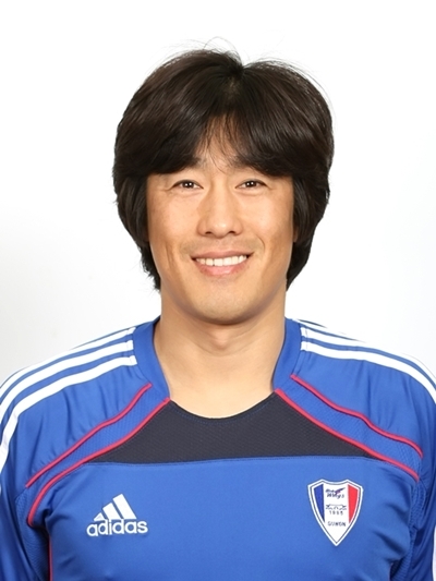서정원(수원삼성 축구감독)
사진=수원 삼성
수원은 12일 사퇴 의사를 밝힌 윤성효 감독의 뜻을 받아들인다며 서정원 수석코치를 감독으로 승격한다고 밝혔다. 서정원 코치와 3년 계약을 체결한 수원은 변화와 소통을 위한 최고의 적임자로 판단했다고 이유를 설명했다.