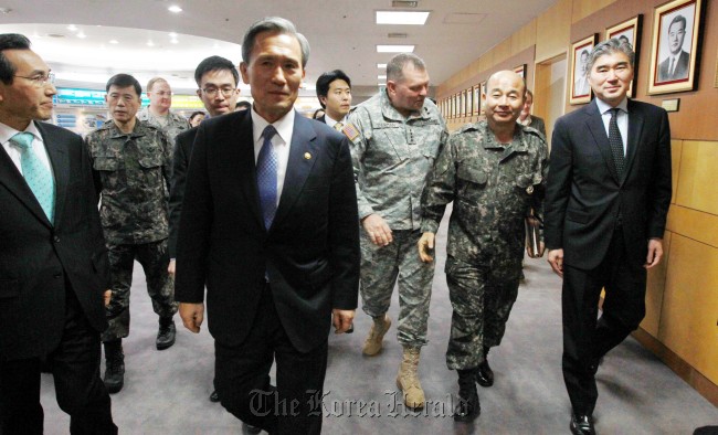 Minister of National Defense Kim Kwan-jin (fourth from right), commander of U.S. Forces Korea James Thurman (third from right), Chairman of the Joint Chiefs of Staff Jung Seung-jo (second from right) and U.S. Ambassador to Korea Sung Kim (right) head to a meeting at the Defense Ministry in Seoul on Wednesday.   Joint Press Corps