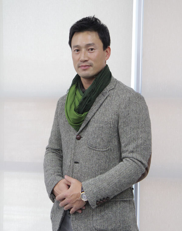 김재현(전야구선수)
'캐넌히터’ 김재현(37)이 2013 시즌 프로야구 해설위원으로 야구장에 돌아온다.
SBS ESPN은 12일 김재현을 새 해설위원으로 영입했다고 밝혔다.
김재현은 내년 시즌부터 SBS ESPN에서 기존의 양준혁, 안경현, 김정준, 윤석환 해설위원 등과 함께 마이크를 잡는다.
김재현. 사진=SBS ESPN