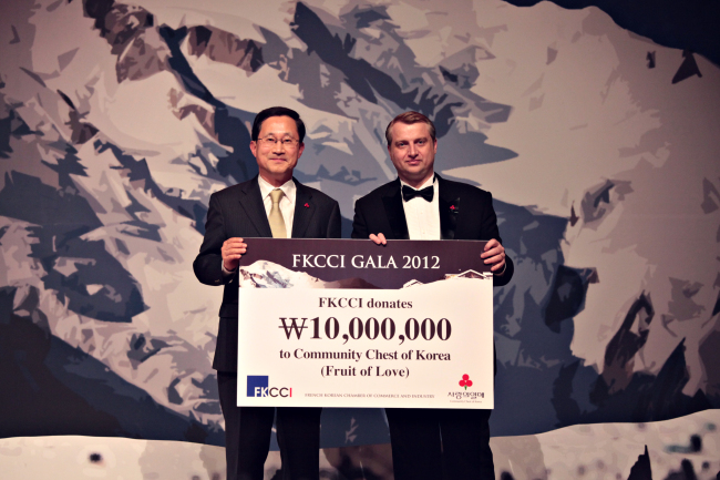 French Korean Chamber of Commerce and Industry Chairman David-Pierre Jalicon (right) earlier this month donated 10 million won to the Community Chest of Korea as parts of the proceeds of an annual Gala event the chamber held in joint effort with the French resort city of Chamonix-Mont-Blanc. (FKCCI)