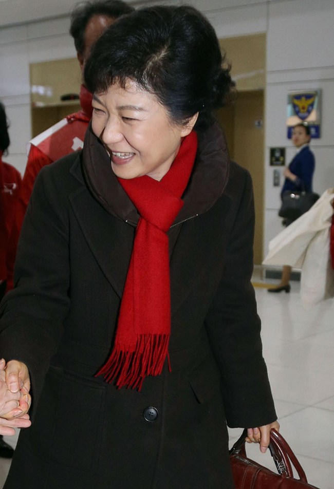 박근혜(대통령후보/국회의원/새누리당)
Social networking services have emerged as a valuable campaign machine, arousing interest in politics among young people and rallying them to polling stations. But amid raging negative campaigning, Facebook and Twitter are now becoming another platform for political dogfights, rumor-mongering and slander.