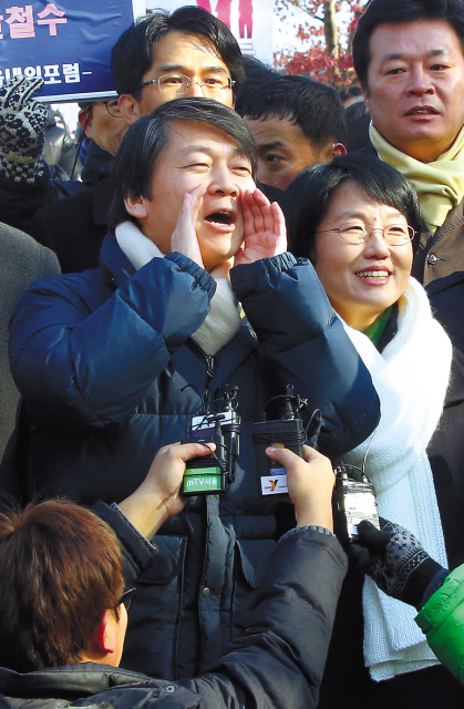 안철수(대통령후보/기업인/교수)
Former candidate Ahn Cheol-soo joined Democratic United Party nominee Moon Jae-in’s campaign late last week, boosting hopes of an opposition victory in the Dec. 19 presidential election.