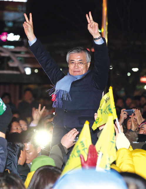 문재인(대통령후보/국회의원/민주통합당)
Former candidate Ahn Cheol-soo joined Democratic United Party nominee Moon Jae-in’s campaign late last week, boosting hopes of an opposition victory in the Dec. 19 presidential election.
