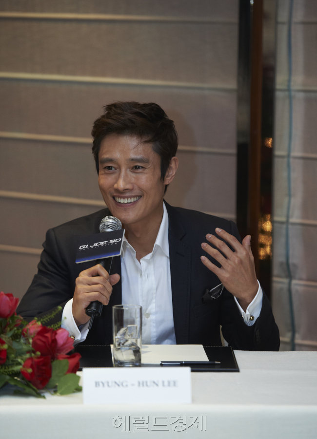 이병헌(배우)
홍콩에서 만난 이병헌(42)은 한국 취재진을 비롯한 아시아 기자들을 앞에 놓고 농담으로 입을 뗐다. 1억8500만달러(약 1980억원)짜리 할리우드 블록버스터 액션 영화 ‘지 아이 조 2’의 홍보와 아시아 최대 규모의 영화 박람회인 ‘시네아시아’ 참석차 홍콩을 방문해 현지 기자들과 한국, 일본, 싱가폴, 말레이시아 등 취재진을 만난 자리였다. 이병헌은 지난 12일 홍콩 국제컨벤션 센터에서 열린 ‘지 아이 조 2’ 3D 하일라이트 영상 최초 공개 아시아 프레스데이 행사의 일환으로 기자회견을 가진 후 존 추 감독과 함께 한국 취재진과의 인터뷰를 가졌다.