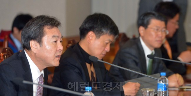 신제윤 기획재정부 차관이 13일 서울 중구 을지로 전국은행연합회관에서 '북한 장거리 미사일 발사에 따른 우리경제 영향과 대응방향'을 주제로 긴급 거시경제금융회의를 주재하고 있다.<br />김명섭 기자 msiron@heraldcorp.com
신제윤 기획재정부 차관이 13일 서울 중구 을지로 전국은행연합회관에서 '북한 장거리 미사일 발사에 따른 우리경제 영향과 대응방향'을 주제로 긴급 거시경제금융회의를 주재하고 있다.
김명섭 기자 msiron@heraldcorp.com