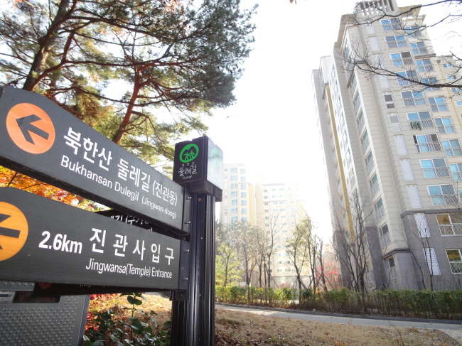 미분양 해소를 위한 마케팅이 날로 진화하고 있다. 애프터리빙계약제, 분양 조건부 전세 등 다양한 명칭의 마케팅 기법이 도입되고 있다. 다만 미분양 마케팅의 이면에는 각종 함성이 도사리고 있는 만큼 수요자들은 주의해야 한다는 지적이다. 사진은 최근 박원순 시장이 파격적인 미분양 해소책을 제시해 미분양이 크게 소진된 은평뉴타운 전경.