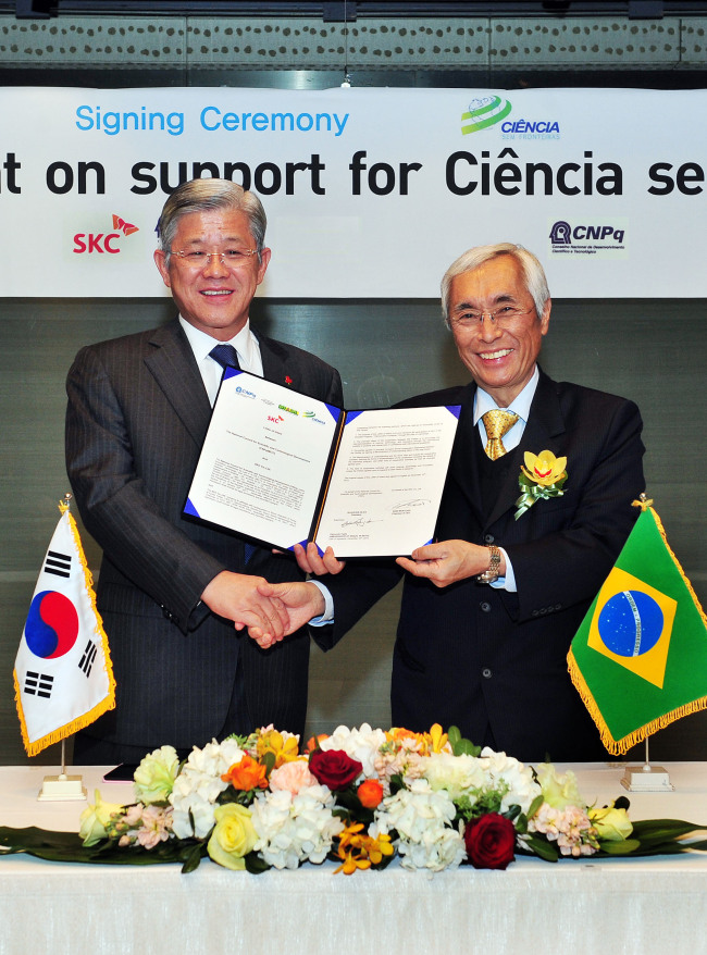 최신원(기업인/SKC회장),에지무도 후지타(주한 브라질 대사)
최신원 SKC회장(왼쪽)과 에지문도 후지타 주한 브라질 대사가 지난 12일 서울 광장동 워커힐호텔에서 ‘국경 없는 과학’ 프로그램 지원을 위한 인턴십 프로그램 협약을 체결한 뒤 기념촬영을 하고 있다.