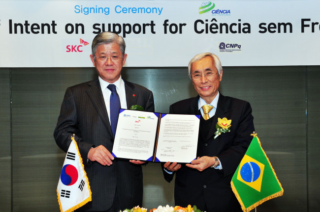 최신원(기업인/SKC회장),에지무도 후지타(주한 브라질 대사)
최신원 SKC회장(왼쪽)과 에지문도 후지타 주한 브라질 대사가 지난 12일 서울 광장동 워커힐호텔에서 ‘국경 없는 과학’ 프로그램 지원을 위한 인턴십 프로그램 협약을 체결한 뒤 기념촬영을 하고 있다.
