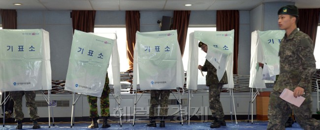 18대 대선 부재자투표가 실시된 13일 오전 서울 용산구 보건분소에서 군장병들이 투표를 하고 있다.<br />김명섭 기자 msiron@heraldcorp.com