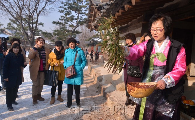 동지를 앞둔 13일 오전 국립민속박물관 오촌댁에서 우리의 고유한 동지 세속풍습을 체험해 볼수 있는 동지행사가 열렸다.<br />이상섭 기자. babtong@heraldcorp.com 2012.12.13
동지를 앞둔 13일 오전 국립민속박물관 오촌댁에서 우리의 고유한 동지 세속풍습을 체험해 볼수 있는 동지행사가 열렸다.
이상섭 기자. babtong@heraldcorp.com 2012.12.13