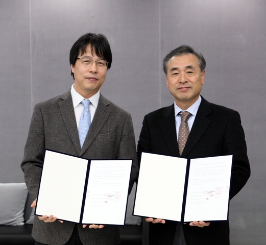 최상락(좌/SK바이오팜팀장),이동호(범부처신약개발 사업단장)
SK바이오팜 기능성 위장관 질환 치료제 ‘YKP10811’이 ‘범부처 전주기 신약개발사업’ 과제로 선정돼 지난 12일 재단법인 범부처신약개발 사업단 이동호 단장과 SK바이오팜 과제 프로젝트 리더(Project Leader)인 최상락 팀장(왼쪽)이 협약식을 체결하고 있다.