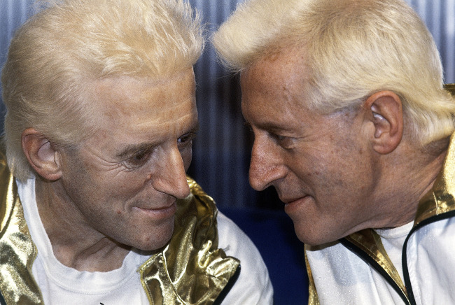 In this Dec. 17, 1986 file photo, Jimmy Savile (right) poses for photographers with a wax work model at Madame Tussauds museum in London.   AP-Yonhap News