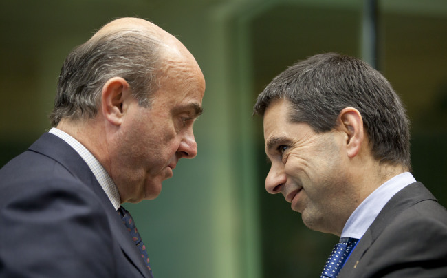 Spain’s Economy Minister Luis de Guindos (left) speaks with Portugal’s Finance Minister Vitor Gaspar during a meeting of EU finance ministers in Brussels on Wednesday.    AP-Yonhap News