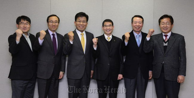 수출중소기업 좌담회. 박해묵 기자/mook@heraldcorp.com
Participants of a green business roundtable, organized jointly by The Korea Herald and the Korea Environmental Industry and Technology Institute in Seoul on Monday, pose for photos. From left: Rhu Dae-hwan, CEO of BKT; Yum Kyu-jin, CEO of Coenbio; Yoo Nam-jong, CEO of Ilshin Environment Engineering; Yoon Seung-joon, president of KEITI; Na Kyung-duk, CEO of Forcebel; and Jang Du-hun, CEO of J-E Tech.   Park Hae-mook/The Korea Herald