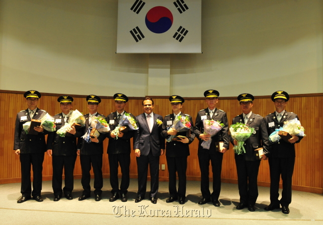 S-Oil CEO Nasser Al-Mahasher (center) poses with eight firefighters who were awarded as the 2012 firefighter heroes at a ceremony in Seoul on Thursday.   S-Oil