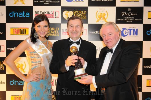 Richard Suter (center), general manager of Sheraton Incheon Hotel, receives the “World’s Leading Green Hotel” award from World Travel Awards president Graham E. Cooke (right) at the 2012 World Travel Awards ceremony held at the Oberoi Hotel in New Delhi, India, on Wednesday.   Sheraton Incheon Hotel