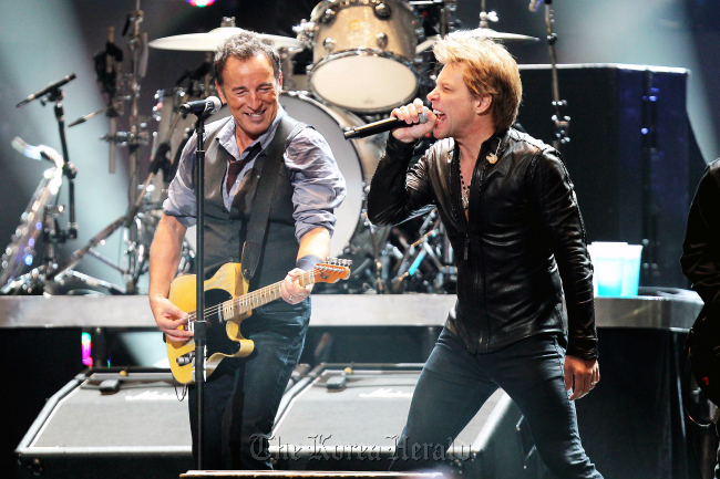 This image released by Starpix shows Bruce Springsteen (left) and Jon Bon Jovi performing at the 12-12-12 The Concert for Sandy Relief at Madison Square Garden in New York on Wednesday.   AP-Yonhap News