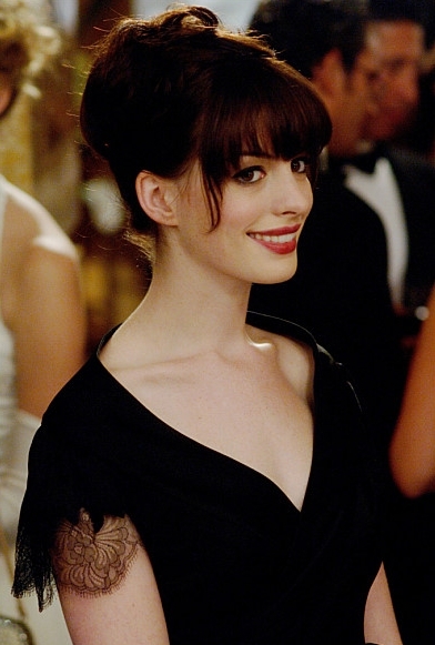 앤 해서웨이(Anne Hathaway/배우)
타이트한 드레스 사이로 속옷을 입지 않은 모습이 전세계 매스컴에 노출된 할리우드 스타 앤 해서웨이가 참담한 심경을 고백했다.
사진=영화 스틸컷