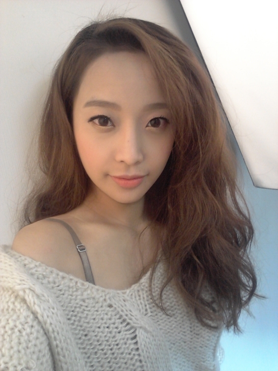 윤선경(화제인물)
쇼핑몰 바이윤의 얼짱 CEO로 온라인에서는 ‘리틀 한예슬’로 유명한 윤선경이 악플러들을 고소했다. 이 악플러들은 인터넷 유명 커뮤니티 ‘일베저장소’의 이용자들이다.