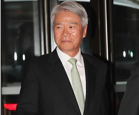 강덕수(기업인/STX그룹 회장)
Unlike Samsung and Hyundai Motor, other major Korean business groups, pressed by the prolonged global economic downturn and falling domestic demand, are facing a stark winter. Some of them are even preparing to sell their core assets to improve liquidity.
STX Group chairman Kang Duk-soo
Tong Yang Group chairman Hyun Jae-hyun