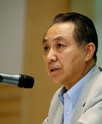 강덕수(기업인/STX그룹 회장)
Unlike Samsung and Hyundai Motor, other major Korean business groups, pressed by the prolonged global economic downturn and falling domestic demand, are facing a stark winter. Some of them are even preparing to sell their core assets to improve liquidity.
STX Group chairman Kang Duk-soo