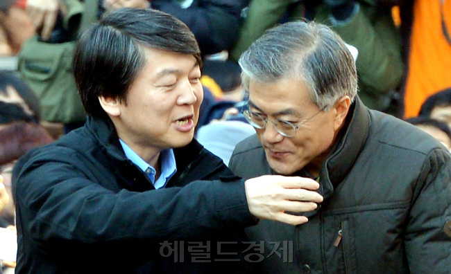 민주통합당 문재인 후보가 안철수 전 후보와 함께 13일 오후 대전 으능정이 문화거리에서 세 번째 '아름다운 동행'이라는 이름의 공동유세를 갖고 있다.박현구 기자phko@heraldcorp.com