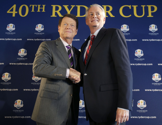 Tom Watson (left) and PGA of America president Ted Bishop pose for photos during a news conference in New York on Thursday.   AP-Yonhap News