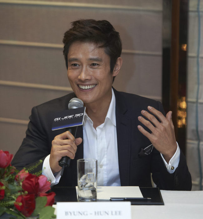 이병헌(배우)
Actor Lee Byung-hun speaks at the 2012 CineAsia Awards at the Grand Hyatt in Hong Kong on Thursday.   Yonhap News