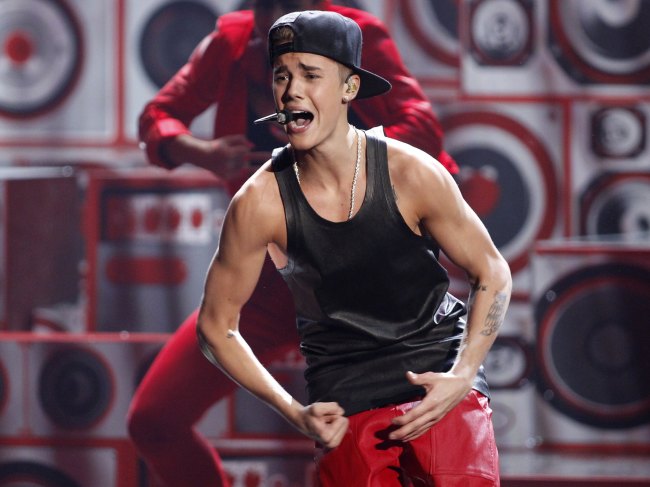 <YONHAP PHOTO-0547> Singer Justin Bieber performs at the 40th American Music Awards in Los Angeles, California, in this November 18, 2012 file photo. New Mexico police foiled a plot to castrate and murder Justin Bieber while the singer was in New York last month for a series of performances at Madison Square Garden, according to press reports on Wednesday. REUTERS/Danny Moloshok/Files (UNITED STATES - Tags: ENTERTAINMENT CRIME LAW)/2012-12-13 09:49:13/ <저작권자 ⓒ 1980-2012 ㈜연합뉴스. 무단 전재 재배포 금지.>
Justin Bieber