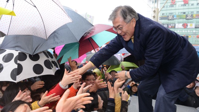 문재인(대통령후보/국회의원/민주통합당)
Presidential candidate Moon Jae-in of the Democratic United Party greets voters during a campaign stop in Changwon, South Gyeongsang Province, Friday.   Yonhap News