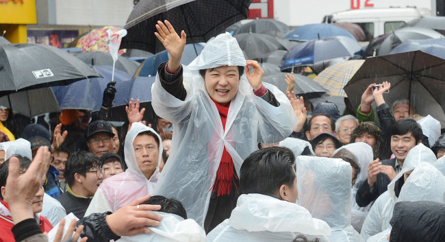 박근혜(대통령후보/국회의원/새누리당)
Presidential candidate Park Geun-hye of the Saenuri Party waves to voters during a campaign stop at a traditional marketplace in Jinju, South Gyeongsang Province, Friday.   Yonhap News