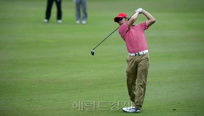 아시아와 유럽의 골프대항전인 2012 로열트로피 이틀째 경기가 15일 오전 브루나이 더 엠파이어 호텔&컨츄리클럽에서 포볼경기방식으로 열린 가운데 아시아팀으로 출전한 김경태(26·신한금융그룹)선수가 2번홀에서 세컨샷을 하고 있다. [반다르세리베가완=박해묵 기자/mook@heraldcorp.com]
아시아와 유럽의 골프대항전인 2012 로열트로피 이틀째 경기가 15일 오전 브루나이 더 엠파이어 호텔&컨츄리클럽에서 포볼경기방식으로 열린 가운데 아시아팀으로 출전한 김경태(26·신한금융그룹)선수가 2번홀에서 세컨샷을 하고 있다. [반다르세리베가완=박해묵 기자/mook@heraldcorp.com]