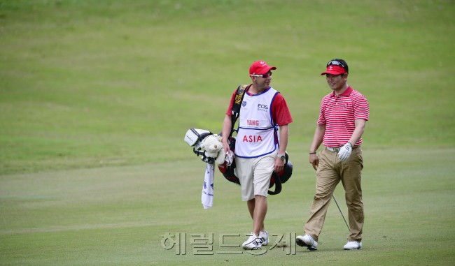 아시아와 유럽의 골프대항전인 2012 로열트로피 이틀째 경기가 15일 오전 브루나이 더 엠파이어 호텔&컨츄리클럽에서 포볼경기방식으로 열린 가운데 아시아팀으로 출전한 양용은(40·KB금융그룹)선수가 1번홀에서 이글샷을 성공시킨 뒤 2번홀에서 캐디와 웃으며 걷고 있다. [반다르세리베가완=박해묵 기자/mook@heraldcorp.com]
아시아와 유럽의 골프대항전인 2012 로열트로피 이틀째 경기가 15일 오전 브루나이 더 엠파이어 호텔&컨츄리클럽에서 포볼경기방식으로 열린 가운데 아시아팀으로 출전한 양용은(40·KB금융그룹)선수가 1번홀에서 이글샷을 성공시킨 뒤 2번홀에서 캐디와 웃으며 걷고 있다. [반다르세리베가완=박해묵 기자/mook@heraldcorp.com]