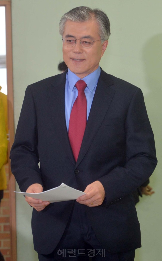 문재인 민주통합당 대선 후보는 16일 영등포 당사에서 기자회견을 갖고 '서민주거안정 비전'을 발표를 하고 있다. 박현구 기자phko@heraldcorp.com