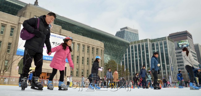 포근한 날씨를 보인 휴일인 16일 서울광장 스케이트장에서 시민들이 스케이트를 타며 겨울을 즐기고 있다.<br />김명섭 기자 msiron@heraldcorp.com
포근한 날씨를 보인 휴일인 16일 서울광장 스케이트장에서 시민들이 스케이트를 타며 겨울을 즐기고 있다.
김명섭 기자 msiron@heraldcorp.com