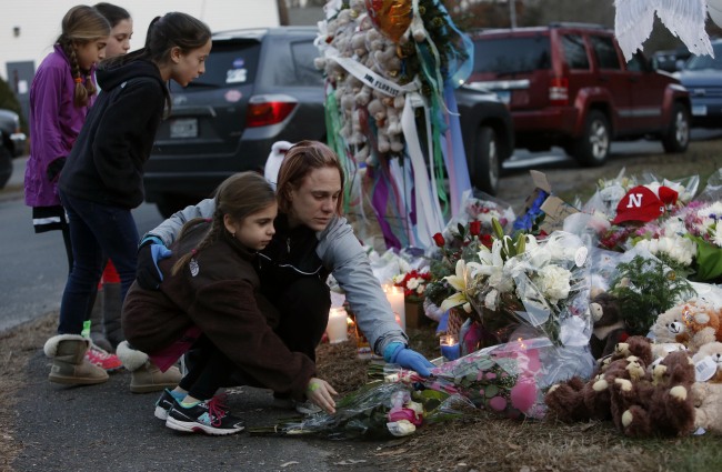 Mourners pay their respects at a memorial for shooting victims near Sandy Hook Elementary School in Newtown, Connecticut, Saturday.   AP-Yonhap News
