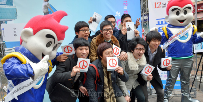 Citizens take part in the National Election Commission’s campaign to raise participation in Wednesday’s presidential and Seoul education chief elections, in Myeong-dong, Seoul, Sunday.   Kim Myung-sub/The Korea Herald
Citizens take part in the National Election Commission’s campaign to raise participation in Wednesday’s presidential and Seoul education chief elections, in Myeong-dong, Seoul, Sunday.   Kim Myung-sub/The Korea Herald